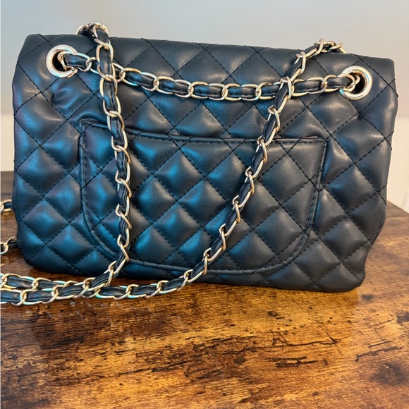 Chic Black Quilted Shoulder Bag with Gold Accents - Picture 5 of 5